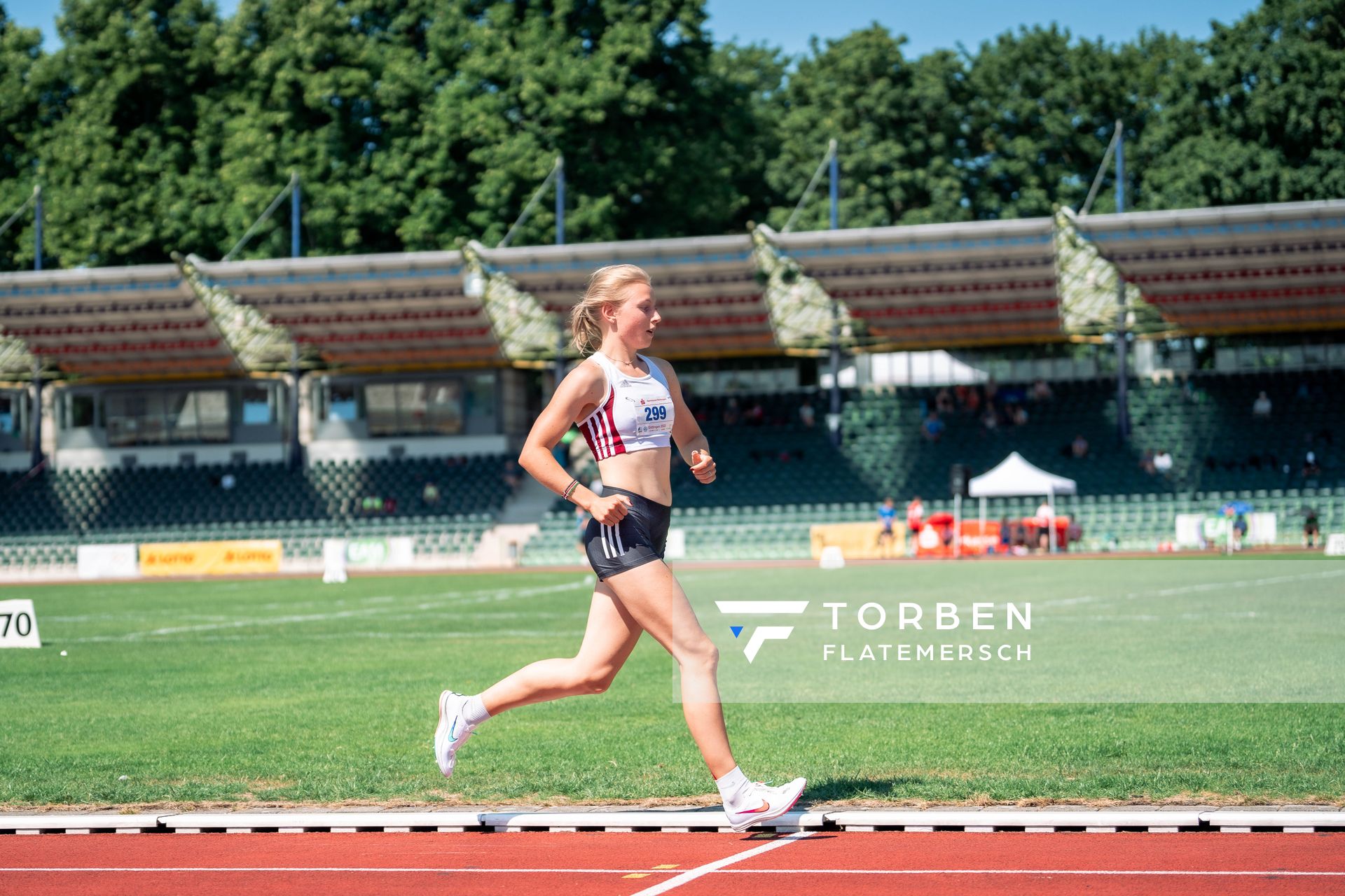 Ann-Christin Opitz (SC Melle 03) ueber 5000m am 03.07.2022 waehrend den NLV+BLV Leichtathletik-Landesmeisterschaften im Jahnstadion in Goettingen (Tag 2)